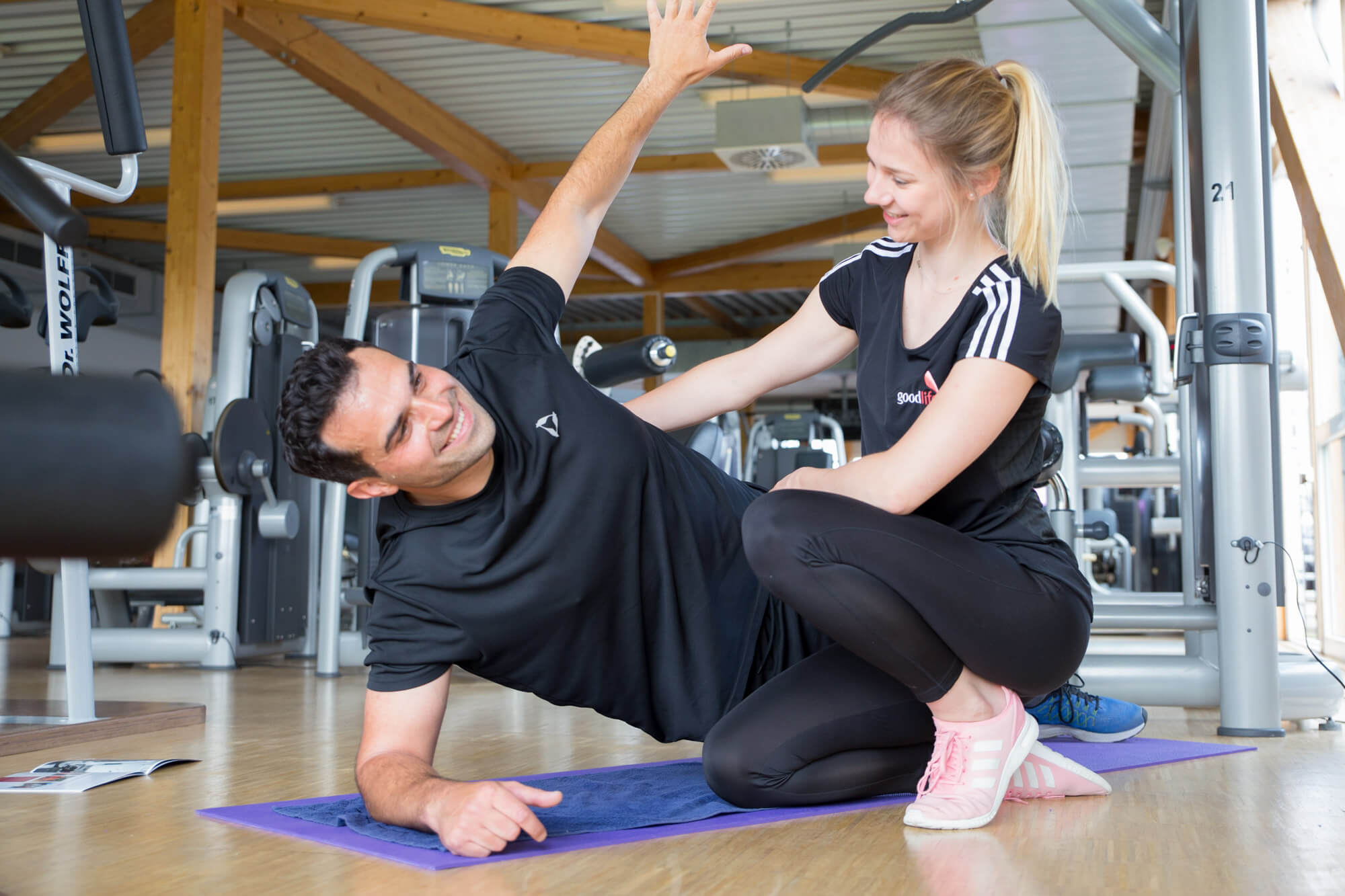 Persönliches Training mit einer goodlife-Trainerin im lichtdurchfluteten Studio